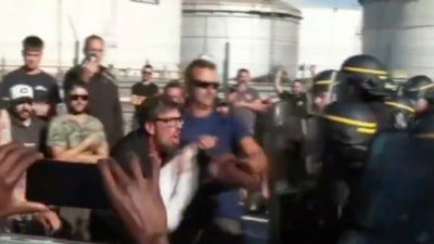 Fransa'da akaryakıt zammını protesto eden balıkçılara polisten biber gazlı müdahale