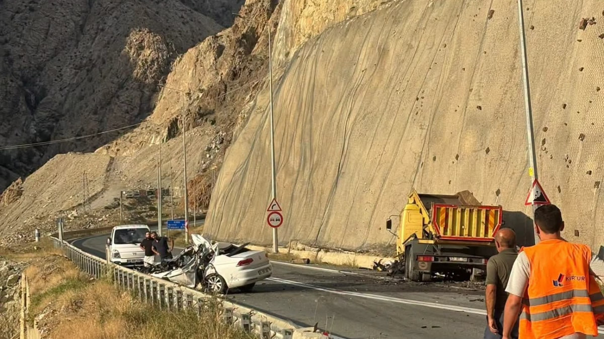 Artvin'de kamyon ile otomobil kafa kafaya çarpıştı