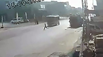 Adana'da yoldan geçerken minibüsün çarptığı çocuk yaralandı: Sürücü gözaltında
