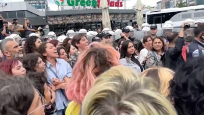 Çağlayan Adliyesi'nde toplanan LGBT'li grup garip sesler çıkardı
