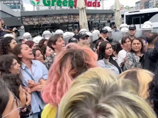 Çağlayan Adliyesi'nde toplanan LGBT'li grup garip sesler çıkardı