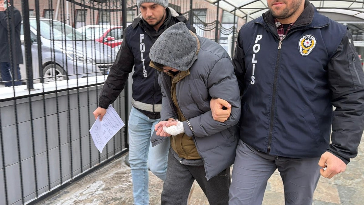 Eskişehir'de üvey babasını bıçaklayarak öldüren sanık: Annemi korumak için müdahale ettim