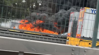 Bakırköy’de seyir halindeki İETT otobüsü alev alev yandı