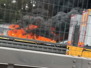 Bakırköy’de seyir halindeki İETT otobüsü alev alev yandı