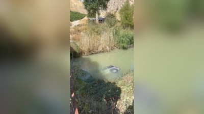 Malatya'da hafif ticari araç çaya uçtu: 1 ölü, 1 yaralı