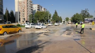 Adıyaman'da ana su hattı patladı: Trafik tek şerite düştü