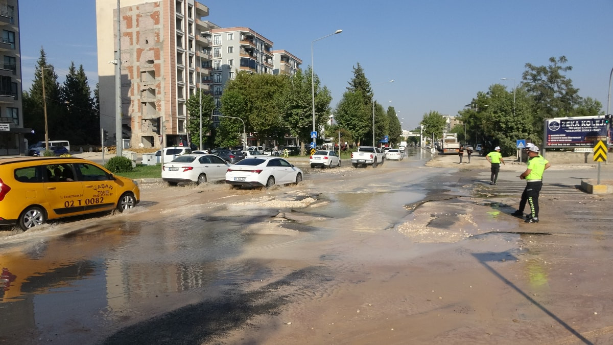 Adıyaman'da ana su hattı patladı: Trafik tek şerite düştü