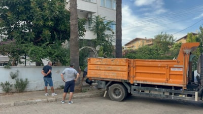 Muğla Marmaris'teki evden bir kamyon çöp ve 30 kedi çıktı