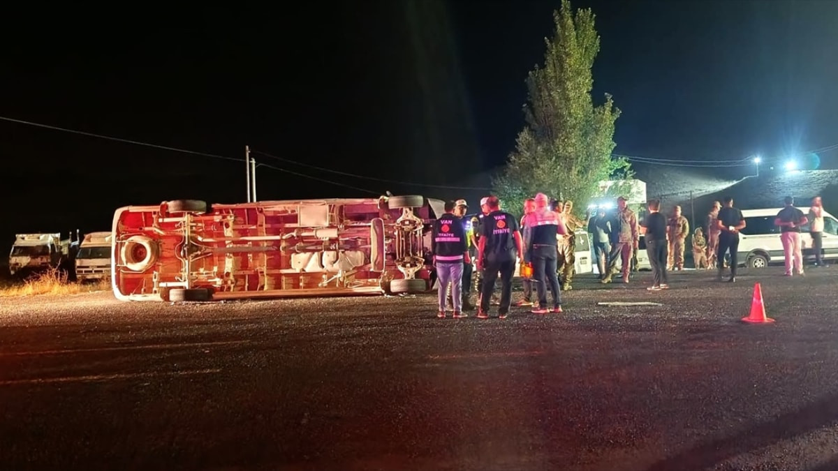 Van'da kamyonla çarpışan minibüs devrildi: 13 yaralı