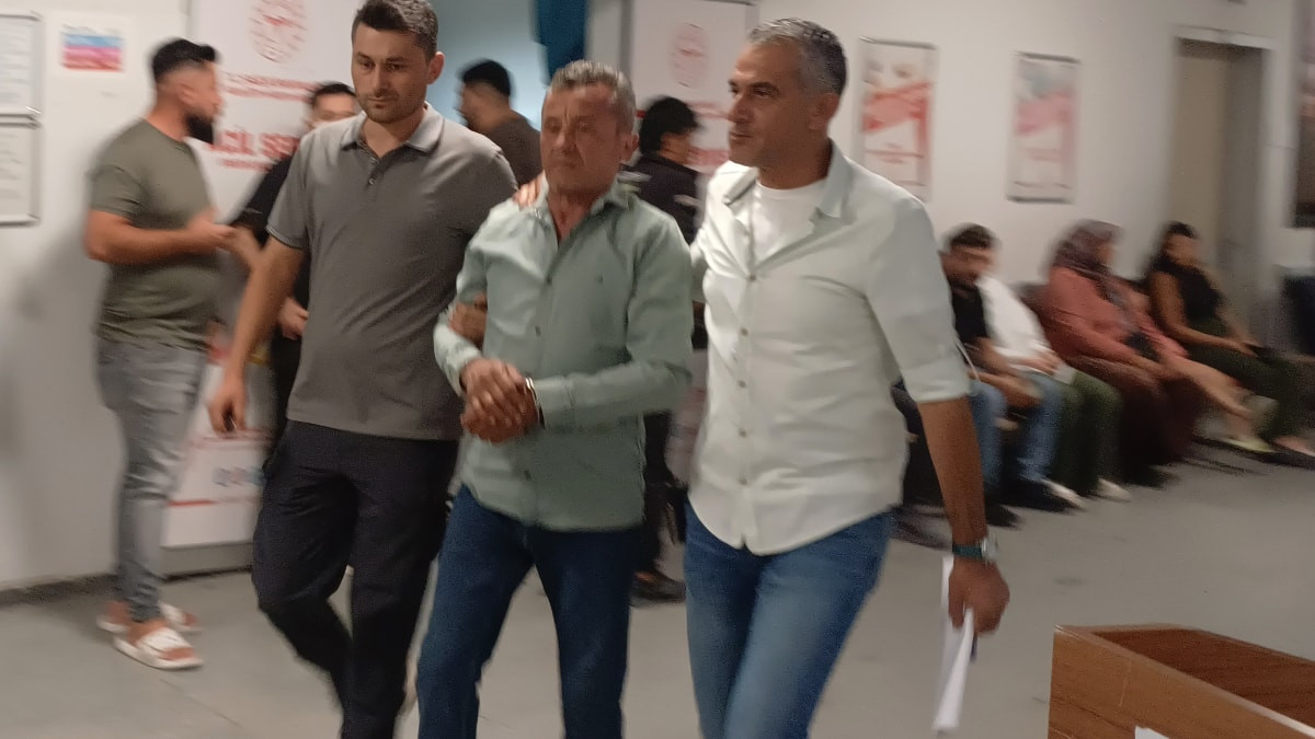 Aksaray'da parkta karşılaştığı husumetlisini bıçakla ağır yaraladı