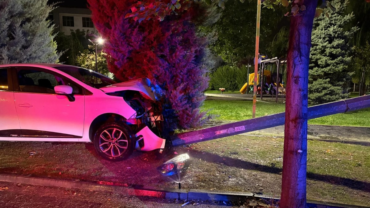 Kayseri'de karşı yola geçen otomobil elektrik direğine çarparak durabildi