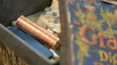 İngiltere'de eski bisküvi kutusundan 113 bin sterlinlik servet çıktı