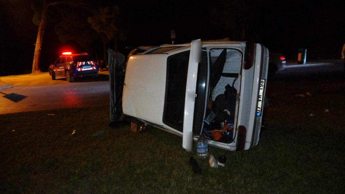 Antalya'da refüj bordürüne çarpan otomobil takla attı: 2 yaralı