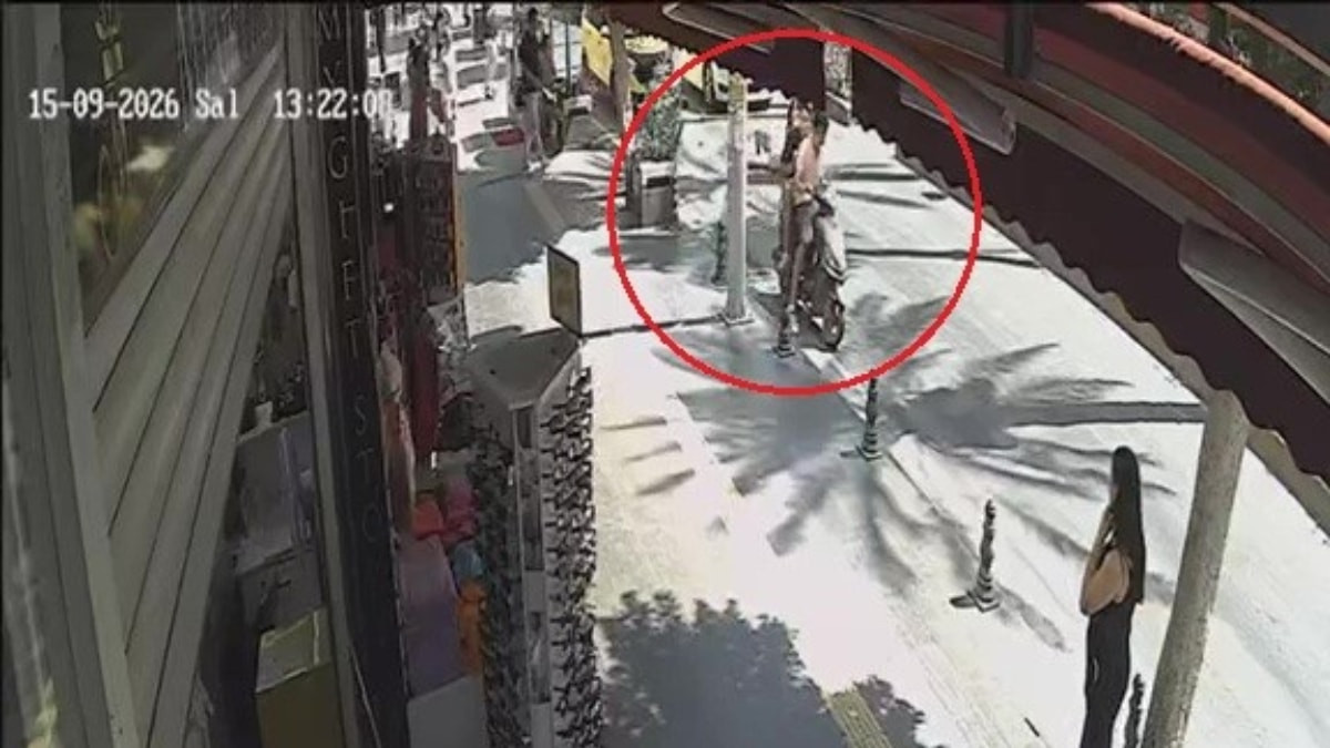 Antalya'da yayaya yol veren araçların arasından çıkan motosikletli, yayaya çarpıp kaçtı