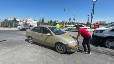 Karaman'da yola dökülen yağ, otomobile kaza yaptırdı