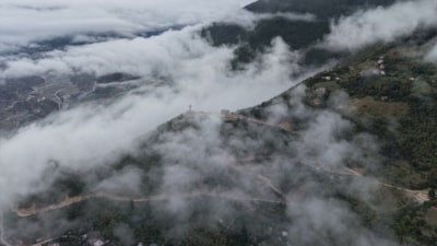 Artvin’de sis bulutları kenti sardı, manzara havadan görüntülendi