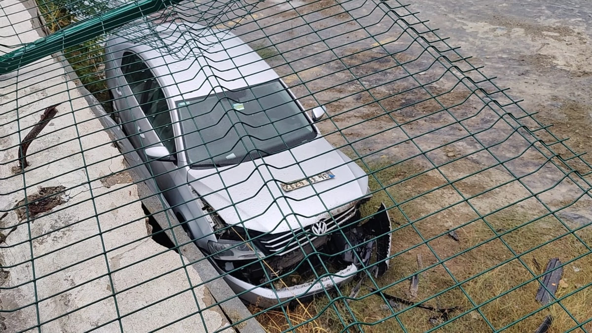 İstanbul'da aracı park etmek isterken 3 metre yükseklikten düştü