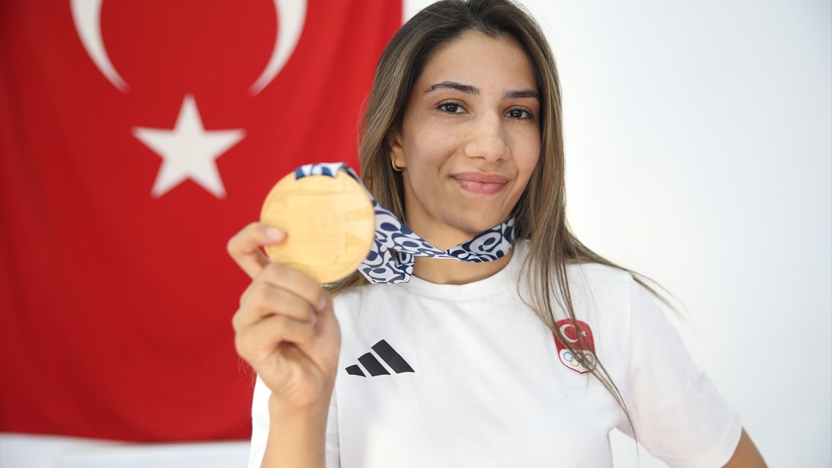 Şampiyon ablasının izinden giden Zehra Demirhan, Akdeniz Oyunları'nda altın aldı