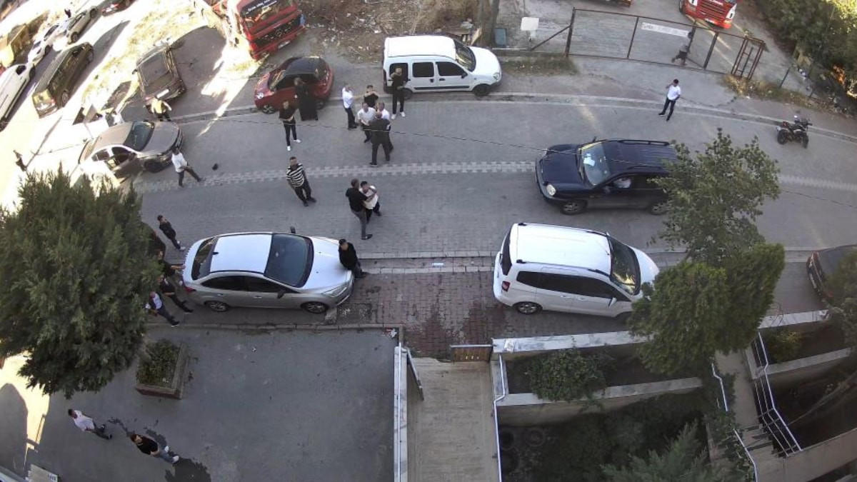 Esenyurt'ta iki yıllık komşu kavgası yeniden alevlendi: Evi ve otomobili taşladılar