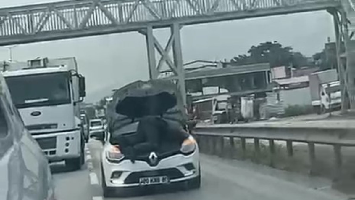 Bursa'da otomobilde kaputu açık seyahat etti