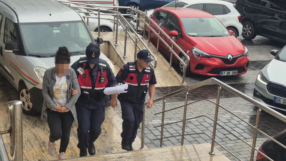 Zonguldak'ta 17 yaşındaki kızlarını yatağa zincirleyen anne-baba gözaltında