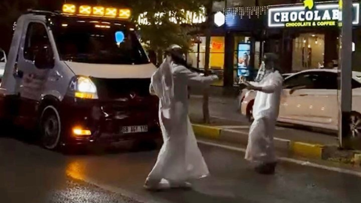 Aksaray'da yoldan geçen çekicinin üzerine binerek dans ettiler