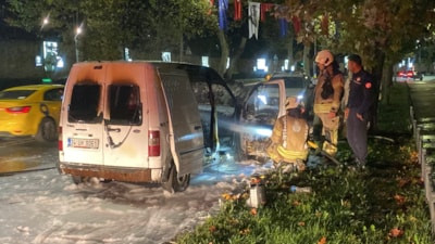 İstanbul'da hafif ticari araç alevlere teslim oldu