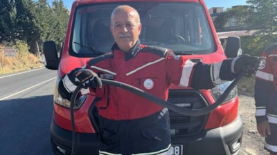 Hatay'da vatandaşları tedirgin eden 1 buçuk metre yılanı itfaiye yakaladı