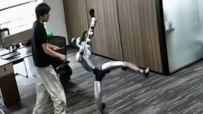 Çin’de insansı robot gösterisinde şaşırtan anlar: Geliştiricisine tekme attı
