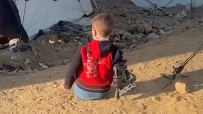 Gazze'de savaşın acı yüzü: Kolunu ve bacaklarını kaybeden çocuk enkazlar arasında oynamaya çalışıyor