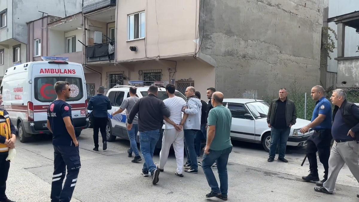 Bursa'da hastaneye yatmamak için polise bıçak çekip direndi