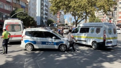 Fatih’te yolun karşısına geçmek isteyen genç, iki aracın çarpmasıyla hayatını kaybetti