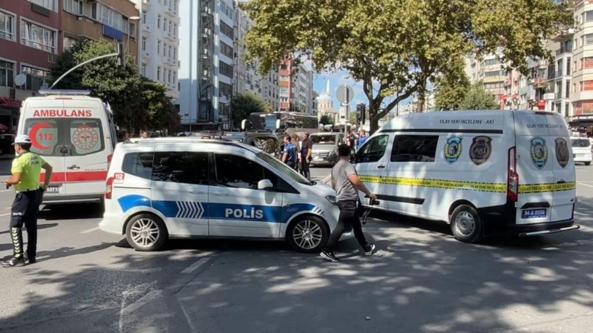 Fatih’te yolun karşısına geçmek isteyen genç, iki aracın çarpmasıyla hayatını kaybetti