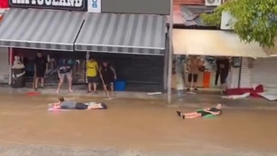 Fethiye'de sel sularında şişme yatakla yüzdüler