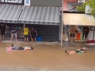 Fethiye'de sel sularında şişme yatakla yüzdüler