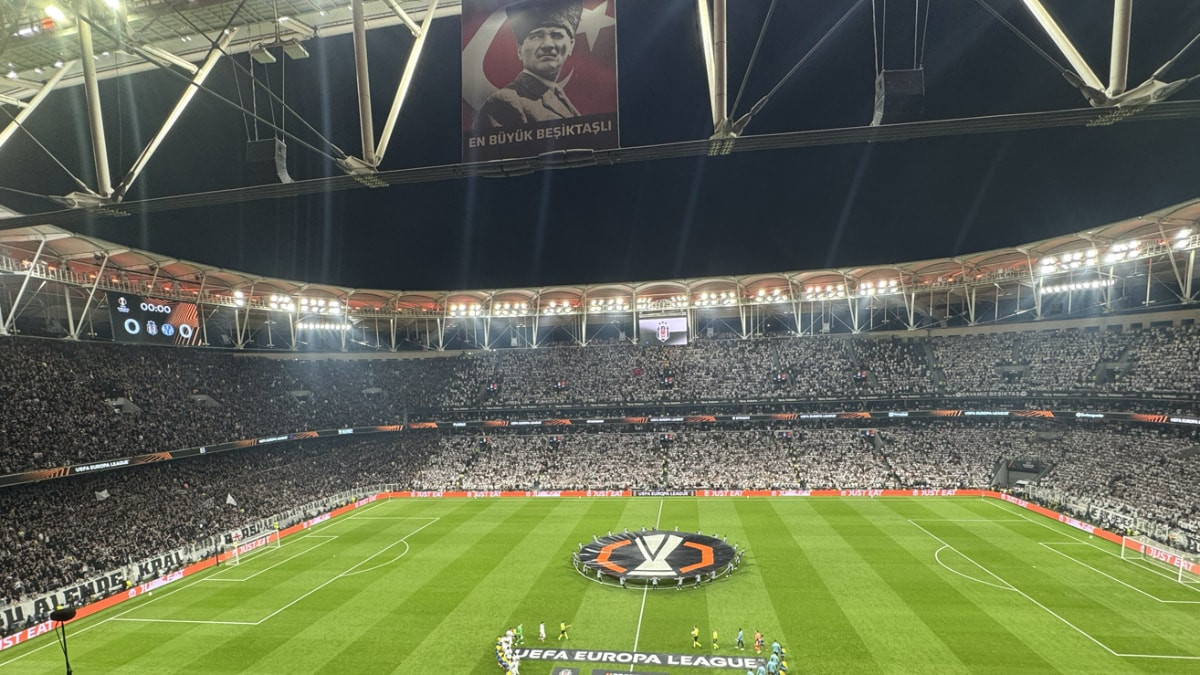 Beşiktaş taraftarlarından Marsilya maçında görsel şov