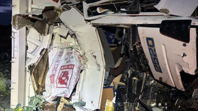 Mersin'de tıra çarparak devrilen kamyonun sürücüsü öldü