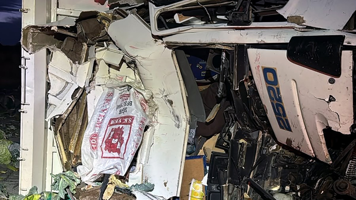 Mersin'de tıra çarparak devrilen kamyonun sürücüsü öldü