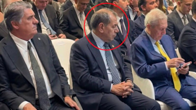 Dursun Özbek'in Aziz Yıldırım'ın telefonuna baktığı anlar dikkat çekti