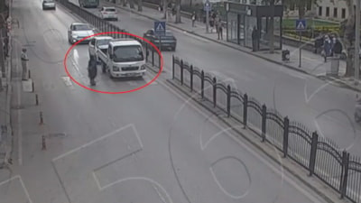 Amasya'da yaya geçidinde duran kamyonete otomobilin çarptığı kaza kamerada