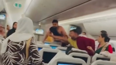 Havada korku dolu anlar: Uçaktaki yolcular birbirine girdi