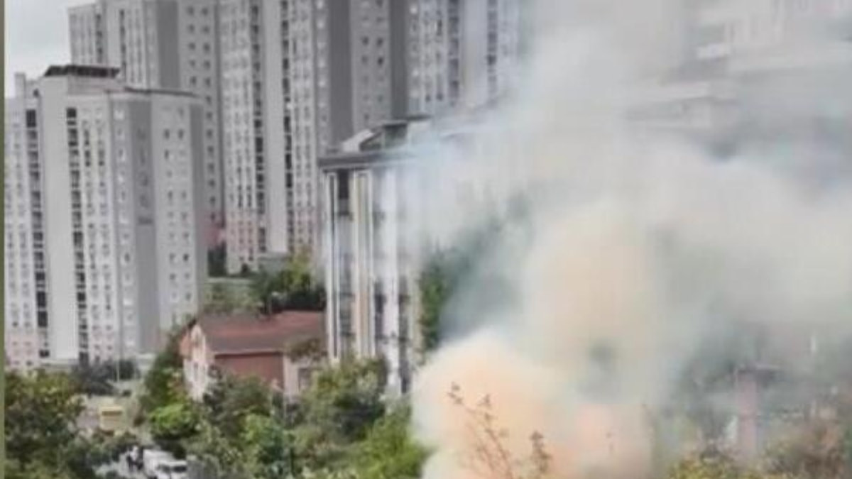 İstanbul'da elektrik direğinde patlama