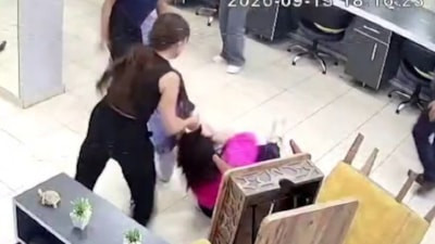 Kahramanmaraş'ta saç kesimini beğenmedi: Kadın kuaförü darbettiler