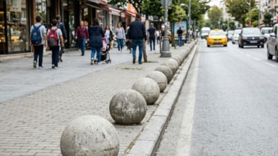 Kaldırım kenarındaki beton kürelerin sırrı çözüldü: sadece görüntü için değilmiş