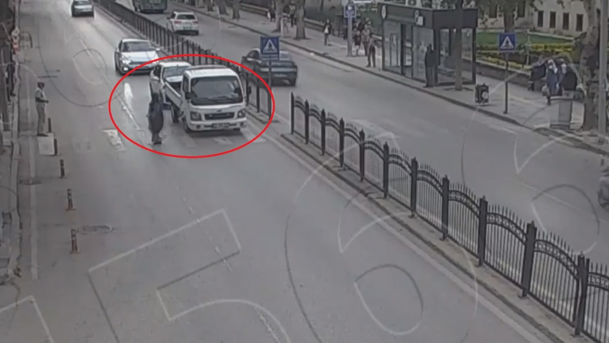 Amasya'da yaya geçidinde duran kamyonete otomobil çarptı