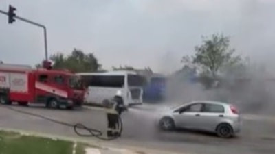 Elazığ'da alev alan otomobil söndürüldü