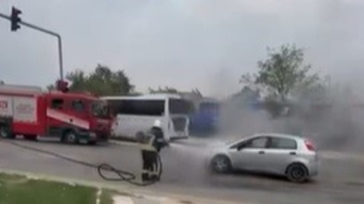 Elazığ'da alev alan otomobil söndürüldü