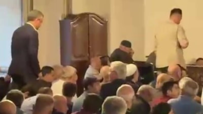 Özgür Özel Bursa'da Ulu Cami'de cuma namazı kıldı