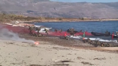 Yunan ordusunun çıkarma tatbikatında askerler denize düştü