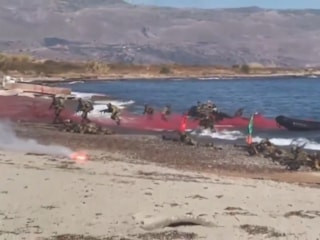 Yunan ordusunun çıkarma tatbikatında askerler denize düştü